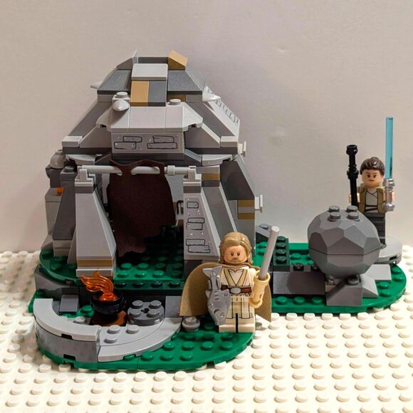 LEGO Star Wars Ahch-To Island Training (Set 75200) - Picture 1 of 7